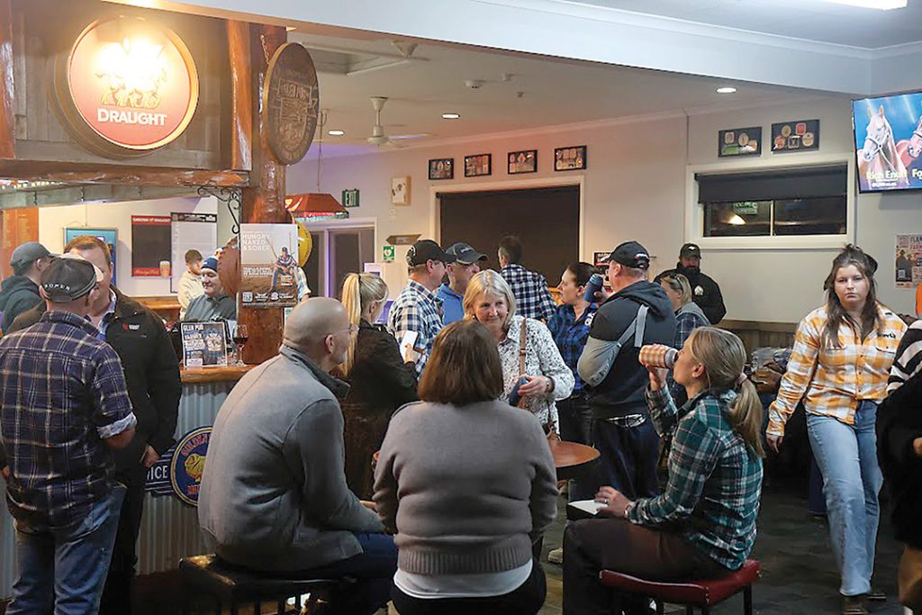 The night was buzzing at the Glengarry pub (The Glen) on Friday, August 14 as they raise money for farmers in need.